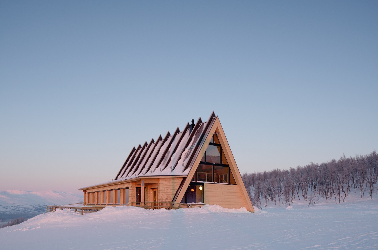 003-Mountain-restaurant-Björk-in-Hemavan-by-Murman-Arkitekter.jpg